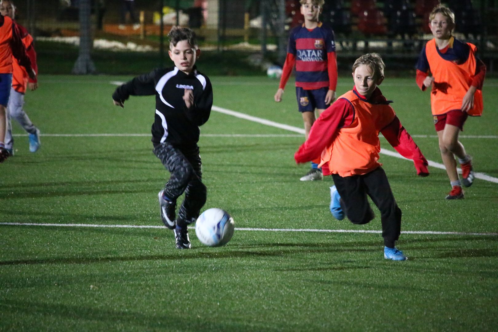 Mlade uzdanice Škole nogometa trenirale pod reflektorima i upijale upute trenera Dergeza